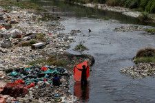 ４月３０日、オタワで開かれていたプラスチックごみによる汚染を国際的に規制する条約作りを目指す政府間交渉委員会は、１１月２５日に始まる韓国・釜山での次回会合までに追加協議の機会を設けることで合意して閉幕した。写真はパキスタンのカラチで２０２３年６月、リサイクルのために回収されたプラスチックシートを洗う男性（２０２４年　ロイター／Akhtar Soomro）