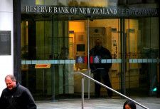 　５月１日、ニュージーランド（ＮＺ）準備銀行（中央銀行）は公表した半期金融安定性報告で、同国の金融システムは依然として強固で、さまざまな厳しいシナリオに十分対応可能と指摘した。写真は同中銀。ニュージーランドのウェリントンで２０１７年７月撮影（２０２４　ロイター／David Gray）