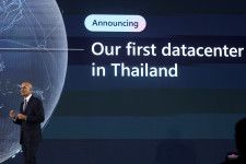 　５月１日、米マイクロソフトはタイに初の地域データセンターを開設すると発表した。同社のナデラ最高経営責任者、バンコクで撮影（２０２４年　ロイター／Chalinee Thirasupa）