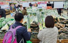 　５月２日、韓国統計局が発表した４月の消費者物価指数（ＣＰＩ）は、前年比２．９％上昇した。写真は買い物をする女性。韓国ソウルで３月撮影（２０２４　ロイター／Kim Daewoung）