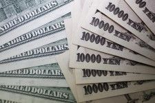 　５月２日早朝（日本時間）の外為市場で、ドル／円が短時間のうちに急落した。４月２９日と同様にドルを売り浴びせるような動きだったため、日本政府・日銀が円買いの市場介入を実施したとの観測が広がっている。写真は円とドルの紙幣。都内で２０１０年９月撮影（２０２４年　ロイター／Yuriko Nakao）