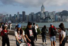 香港政府は２日、第１・四半期の域内総生産（ＧＤＰ）速報値は前年比２．７％増と発表した。本土からの観光客、香港で昨年５月撮影。（2024年　ロイター/Tyrone Siu/ File Photo）