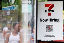 米労働省が２日発表した４月２７日までの１週間の新規失業保険申請件数（季節調整済み）は２０万８０００件と前週から横ばいとなった。２０２２年７月撮影（２０２４年　ロイター/Brian Snyder）