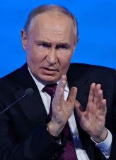 米ホワイトハウス国家安全保障会議（ＮＳＣ）のカービー戦略広報調整官は２日、ロシアが北朝鮮に対し、国連安全保障理事会の制裁に違反するとみられる規模の石油精製品を密かに輸出していると明らかにした。写真はロシアのプーチン大統領。２５日撮影（２０２４年　ロイター/Evgenia Novozhenina）