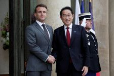 岸田文雄首相（写真右）は２日、フランスのマクロン大統領（写真左）とパリで会談し、自衛隊とフランス軍の相互往来と共同訓練を可能にする「円滑化協定（ＲＡＡ）」締結に向けた正式協議を開始することで合意した。（２０２４年　ロイター/Benoit Tessier）