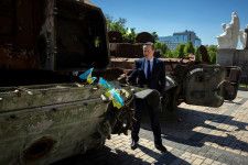 英国のキャメロン外相は２日、ウクライナを訪問し、「必要な限り」年間３０億ポンド（３７億４０００万ドル）の軍事援助を行うと確約した。（２０２４年　ロイター/Thomas Peter）