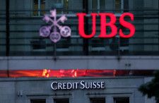 　スイス金融大手ＵＢＳは、収益が圧迫されている資産運用部門の選択肢を模索する中、数億ドルのコスト削減計画を検討している。写真はＵＢＳのロゴ。２０２３年８月チューリヒで撮影（２０２４年　ロイター/Denis Balibouse）