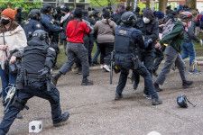 　全米各地の大学で２日、イスラエルによるガザ攻撃に反対する多数のデモ参加者を警察が強制排除した。写真はポートランド州立大学でデモ隊を排除する警察。２日ポートランドで撮影（２０２４年　ロイター/Jan Sonnenmair）