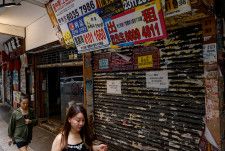 　香港では、コロナ禍終息後の回復が遅々として進まない。コロナ禍による３年におよぶロックダウンを経て、他国出身者の多くはこの地を離れ、観光客の数はコロナ前の水準とは比較にならないほど減少した。写真は尖沙咀の閉店した店。４月２９日撮影（２０２４年　ロイター/Tyrone Siu）
