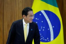 岸田文雄首相は４日（日本時間５日）、訪問先のブラジルのサンパウロで会見し、「内外の諸課題に全力で取り組んでいく、これに専念していく」と述べ、現時点で衆議院の解散・総選挙に踏み切る意向はないとの考えを改めて示した。写真は５月３日、ブラジリアで撮影（２０２４年　ロイター/Adriano Machado）