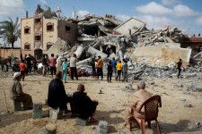 　米ニュースサイトのアクシオスは５日、バイデン米政権がイスラエルへの弾薬供与を先週停止したと報じた。昨年１０月７日にイスラエルとイスラム組織ハマスの戦闘が始まって以降、米国がイスラエル軍向けの兵器供与を停止したのは初めて。写真はパレスチナ自治区ガザ南部ラファで、イスラエルによる攻撃で破壊された建物（２０２４年　ロイター/Hatem Khaled）