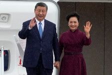 　中国の習近平国家主席（左）は５日、フランスのパリに到着した。５年ぶりの欧州訪問となる。写真はパリ南部のオルリー空港に到着した習主席と夫人。代表撮影（２０２４年　ロイター）