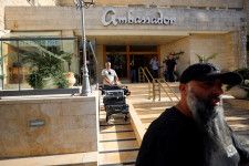 イスラエル政府は５日、中東の衛星テレビ局アルジャジーラの国内での活動停止を決定した。これを受け、イスラエル当局はアルジャジーラが事務所として使用していたエルサレムのホテルの一室に踏み込んだ。ホテルから運び出される機材、５日撮影。（２０２４年　ロイター/Jamal Awad）