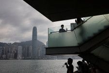 財新／Ｓ＆Ｐグローバルが６日発表した４月の中国サービス部門購買担当者景気指数（ＰＭＩ）は５２．５で前月の５２．７から低下した。本土からの観光客、香港で昨年５月撮影。（２０２４年　ロイター/Tyrone Siu/File Photo）
