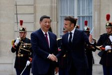 フランスのマクロン大統領（右）と欧州委員会のフォンデアライエン委員長は６日、パリを訪問している中国の習近平国家主席（左）と会談し、一段と均衡の取れた貿易を確保するよう求めた。６日 撮影（２０２４年　ロイター/Gonzalo Fuentes）