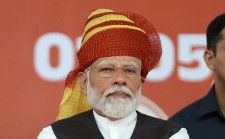 　５月７日、インドのモディ首相（写真）は、これまでの「反イスラム姿勢」を微妙に軌道修正させつつある。１日、選挙活動中に訪問した同国のヒマットナガルで撮影（２０２４年　ロイター/Amit Dave）