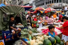 　５月７日、フィリピン統計庁が発表した４月の消費者物価指数（ＣＰＩ）は、前年同月比３．８％上昇した。写真はフィリピンのマニラにある市場で２０２２年１２月撮影（２０２４　ロイター／Lisa Marie David）
