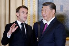 　５月６日、フランスのマクロン大統領（写真左）は、中国の習近平国家主席（写真右）がブランデーの一種であるコニャックの反ダンピング（不当廉売）調査に「オープンな姿勢」を示したとして、謝意を表した。写真は６日、フランスのパリでの代表撮影（２０２４　ロイター）