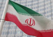 　５月６日、イランのハサン・ノウリアン在パキスタン総領事は、長らく遅れているイランとパキスタンを結ぶガスパイプライン建設プロジェクトの完成に向けて両国が手立てを模索していると述べた。写真はイランの旗。オーストリアのウイーンで昨年３月撮影（２０２４　ロイター／Leonhard Foeger）