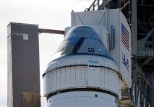 　５月６日、米航空宇宙大手ボーイングが開発した新型宇宙船「ＣＳＴ―２００スターライナー」の初めての有人試験飛行計画が、技術的問題の解決が発射予定の同日夜に間に合わなかったことから、少なくとも２４時間延期することになった。写真はユナイテッド・ローンチ・アライアンスのロケットに搭載されたスターライナー。米カリフォルニア州ケープカナベルで５日撮影（２０２４　ロイター／Joe Skipper）