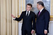 　５月７日、中国国営メディアによると、中国の習近平国家主席とフランスのマクロン大統領は、イラン核問題の政治的解決を推進するコミットメントを再確認した。パリのエリゼ宮で６日撮影（２０２４年　ロイター／Ludovic Marin/Pool via REUTERS）