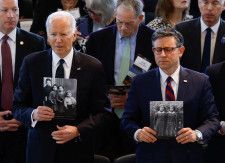 バイデン米大統領（写真左）は７日、ホロコースト（ユダヤ人大量虐殺）追悼式典で演説し、反ユダヤ主義の脅威が高まっていると警告した。（２０２４年　ロイター/Evelyn Hockstein）