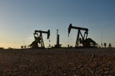 　５月７日、  米エネルギー情報局（ＥＩＡ）は、月次の短期エネルギー見通し（ＳＴＥＯ）を公表し、今年の世界の石油需要の伸びを前回の予想から下方修正する一方、生産量の伸びについては前回予想から上方修正した。テキサス州ミッドランドの湯でんで２０１８年８月撮影（２０２４年　ロイター/Nick Oxford）