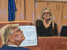 　トランプ前米大統領が不倫の口止め料を不正に処理したとして罪に問われている裁判で５月７日、不倫相手だったとされるポルノ女優のストーミー・ダニエルズさんが出廷し、２００６年にトランプ氏と性的な関係を持ったと証言した。画像は、同日描かれた法廷画（２０２４年　ロイター/Jane Rosenberg）
