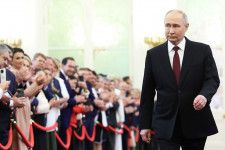 　ロシアのプーチン大統領（７１）は５月７日の就任式で、西側諸国と対話の用意があるとする一方、ウクライナとの戦争で勝利するとも強調した。クレムリンで撮影された代表写真。Sputnik/Sergei Savostyanov（２０２４年　ロイター）
