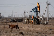 原油先物価格は、序盤のアジア市場で下落している。米原油在庫の増加を受け、需給が緩和するとの観測が高まっている。写真は、２０２３年１１月１４日にカザフスタン・マンギスタウ地方の原油掘削地で撮影。（２０２４年　ロイター／Turar Kazangapov）