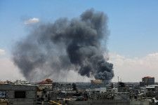 　５月８日、パレスチナ自治区ガザで続くイスラエルとイスラム組織ハマスの戦闘の休止に向けた交渉が、エジプトのカイロで再開した。写真はイスラエルによる攻撃のあとで上がる煙。ガザ地区のラファで撮影（２０２４　ロイター／Hatem Khaled）