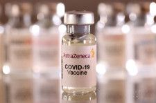 英製薬大手アストラゼネカは７日、新型コロナウイルスのパンデミック以降に「入手できる最新ワクチンが余っている」ため、新型コロナウイルスワクチン「バキスゼブリア」の世界市場からの撤退（訂正）を開始したと発表した。２０２２年１月撮影（２０２４年　ロイター/Dado Ruvic）