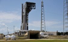 　５月７日、米航空宇宙局（ＮＡＳＡ）は７日、航空宇宙大手ボーイングが開発した新型宇宙船「ＣＳＴ―２００スターライナー」（写真）の初めての有人試験飛行について、ブースターロケットの圧力バルブ交換のため、打ち上げが１７日以降に延期されたと明らかにした。米フロリダ州の国際宇宙ステーションで撮影（２０２４年　ロイター／Steve Nesius）