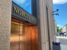　５月７日、ノルウェー中央銀行のバーチェ総裁は、インフレを抑制するために当面は政策金利を据え置く可能性があるとの見方を示した。 中銀、オスロで２０２２年撮影（２０２４年　ロイター／Victoria Klesty）