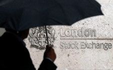 英地方自治体年金基金フォーラム（ＬＡＰＦＦ）はロンドン証券取引所（ＬＳＥ）に対し、新規企業を誘致するために上場規則やガバナンス基準を弱めないよう警告した。写真は２０１５年８月、ロンドン証取前で撮影（２０２４年　ロイター／Suzanne Plunkett）