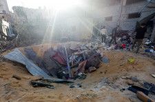 イスラム組織ハマスは、パレスチナ自治区ガザ南部ラファ市の東部でイスラエル軍と戦闘中だと明らかにした。写真はラファで８日、イスラエル軍の空爆を受けた住宅を調べる市民ら（２０２４年　ロイター／Mohammed Salem）
