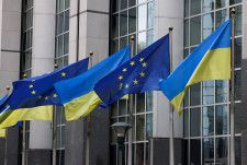 　欧州連合（ＥＵ）加盟国は５月８日、域内で凍結したロシア資産の利子をウクライナ支援に使うことで合意した。ベルギー政府が発表した。写真はロシアによるウクライナ侵攻から１年に当たり、欧州議会ビルの前に掲揚されたＥＵとウクライナの旗。昨年２月、ブリュッセルで撮影（２０２４年　ロイター/Yves Herman）