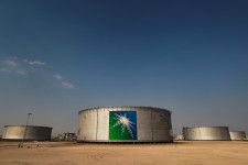 　米金融大手ゴールドマン・サックスは５月８日、石油輸出国機構（ＯＰＥＣ）とロシアなど非加盟産油国で構成する「ＯＰＥＣプラス」が６月の会合で減産方針を転換する可能性は低いという見方を示した。写真はサウジアラビア国有石油会社サウジアラムコの備蓄施設。２０１９年１０月、アブカイクで撮影（２０２４年　ロイター/Maxim Shemetov）