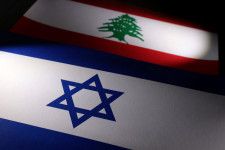 　イスラエルは５月８日、レバノン南部で激しい空爆を実施し、レバノンに拠点を置く親イラン武装組織ヒズボラはイスラエルの標的に対しドローン（無人機）とロケット弾による攻撃を行った。写真はレバノンとイスラエルの旗。４月２４日撮影のイメージ写真（２０２４年　ロイター/Dado Ruvic/Illustration）