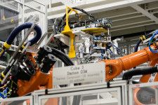 　５月８日、ドイツのメルセデス・ベンツは、米アラバマ州工場で従業員の全米自動車労組（ＵＡＷ）への加入を阻止しようとしているとの主張を否定した。アラバマの電池工場、２０２２年撮影（２０２４年　ロイター／Elijah Nouvelage）