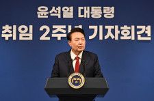 ５月９日、韓国の尹錫悦大統領は、就任２年を迎えるのに合わせて記者会見を開き、４月の総選挙で与党「国民の力」が敗北したことについて、国民の生活を改善する政府の努力が不足していたとの認識を示した。代表撮影（２０２４年　ロイター）