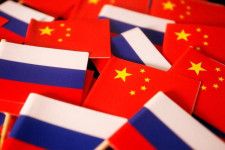 中国税関総署が９日発表した統計によると、４月の対ロシア輸出は人民元建てで前年同月比１０．８％減少した。写真は両国の国旗。２０２２年３月撮影（２０２４年　ロイター／Florence Lo）