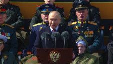 ５月９日、ロシアのプーチン大統領は、第２次世界大戦でソ連がナチスドイツに勝利した記念日の演説で、ロシアは世界的な衝突を避けるために全力を尽くすが、自国が脅かされることは容認しないと述べた。画像はライブ中継映像から。提供画像（２０２４年　ロイター／Kremlin.ru）