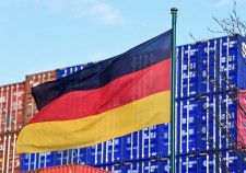 ドイツ連邦統計庁の公式データに基づいてロイターが算出したところによると、今年第１・四半期は米国が中国を抜いてドイツ最大の貿易相手国となった。写真は２０２２年２月、ハンブルク港で撮影したドイツ国旗（２０２４年　ロイター／Fabian Bimmer）