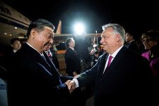 ５月９日、  欧州外遊の締めくくりとしてハンガリーを訪れた中国の習近平国家主席は、オルバン首相との会談後、両国の関係は今後「黄金の旅」に乗り出すことになると語り、一層の緊密化をアピールした。写真は８日、ブダペストの空港で習主席（左）を出迎えるオルバン首相。首相府提供（２０２４年　ロイター）