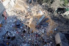 ５月９日、パレスチナ地区ガザでのイスラエルとイスラム組織ハマスの戦闘休止と人質解放に向け、仲介国エジプトの首都カイロで７日から開かれていた間接交渉は合意に至らずに終了した。写真はイスラエルの攻撃を受けたガザ南部ラファの住宅跡。８日撮影（２０２４年　ロイター/Mohammed Salem）