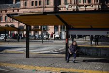 　５月９日、アルゼンチンで主要労働組合がミレイ大統領の緊縮財政や経済改革に抗議するためのゼネストを実施した。写真は同日、ストライキ中のブエノスアイレスの鉄道駅前でバスを待つ男性（２０２４年　ロイター/Agustin Marcarian）