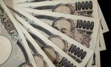 　５月１０日、財務省が発表した国際収支速報によると、２０２３年度の経常収支は２５兆３３９０億円の黒字だった。写真は円紙幣。２０１１年８月、都内で撮影（２０２４年　ロイター／Yuriko Nakao）