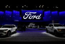 ５月９日、米自動車大手フォード・モーターは欧州で２０３０年以降もガソリン車とハイブリッド車を販売することを検討していると明らかにした。写真は同社のロゴ。ニューヨークの自動車ショーで３月撮影（２０２４年　ロイター/David Dee Delgado）