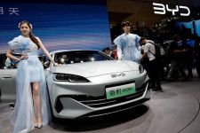 ブルームバーグ・ニュースによると、バイデン米政権は中国製の電気自動車（ＥＶ）やバッテリー、太陽光発電設備などを対象とする輸入関税導入の決定を早ければ来週にも発表する見通しだという。写真は、２０２４年４月２５日に北京の国際自動車展示会に出品されたBYDのEV。（２０２４年　ロイター／Tingshu Wang）